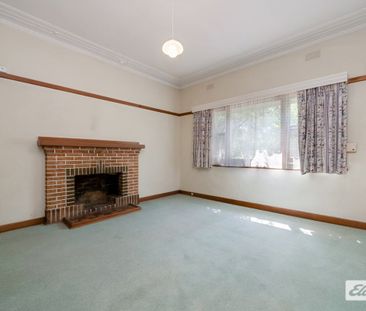 Character and charm in a convenient setting - Photo 3