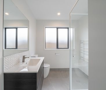 Modern near new 2 bedroom Unit + Garage - Photo 3