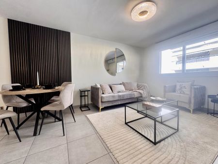 NICE - RUE SMOLLETT - Appartement trois pièces avec possibilité parking - Photo 2