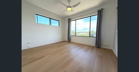 Renovated Top Floor Unit – Walk to Broadwater - Photo 2