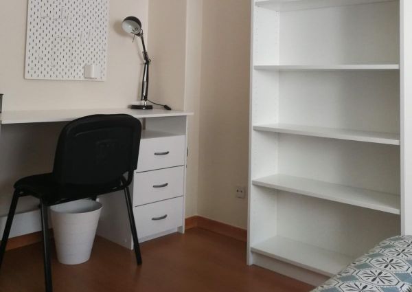 Alugo quarto Almada Caparica
