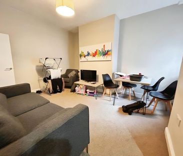 4 bedroom end of terrace house to rent - Photo 1