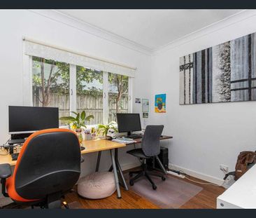 Modern Family Home with Pool in Prime Holland Park Location - Photo 3