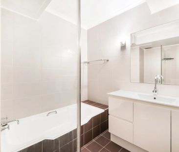 Stunning Apartment With Sweeping Views In Prime Cammeray Location - Photo 2