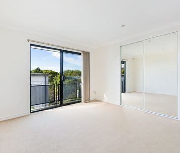 Light Filled Private Townhouse with Leafy Outlook - Photo 2