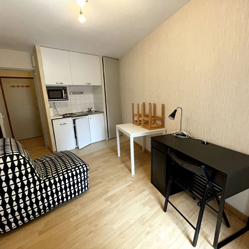 Cité des Congrès - Studio lumineux et bien agencé comprenant une pièce principale avec kitchenette ainsi qu'une salle d'eau avec WC. Loué meublé. - Photo 1