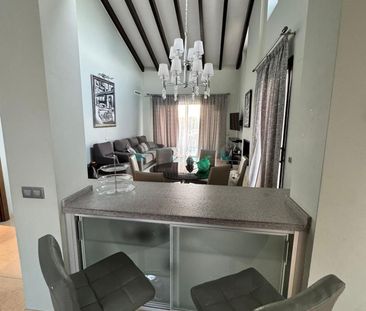 Penthouse for rent in El Paraiso, Estepona - Photo 1