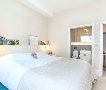 A well presented two bedroom flat in the heart of the Nightingale T... - Photo 4
