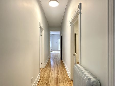 Mile-End : condo complètement rénové de 4 chambres + bureau, 2 salles de bains + stationnement extérieur, offert en location non-meublée ! - Photo 3