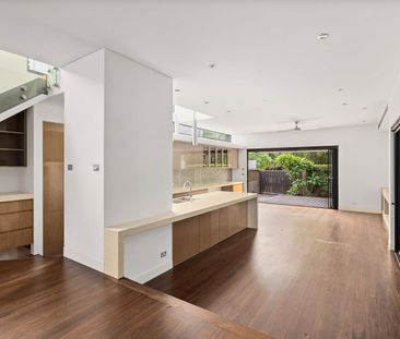 Large, renovated & immaculate dual-level residence - Photo 2