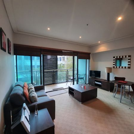 Cosy Viaduct Apartment with Carpark - Photo 3