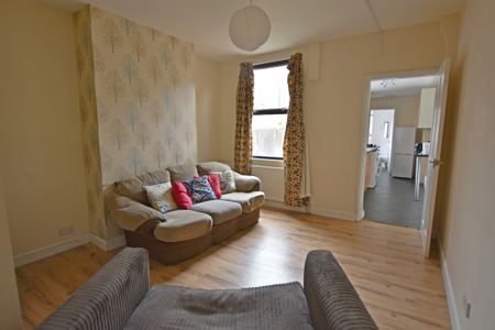 3 Bedroom Mid Terraced House - Photo 3