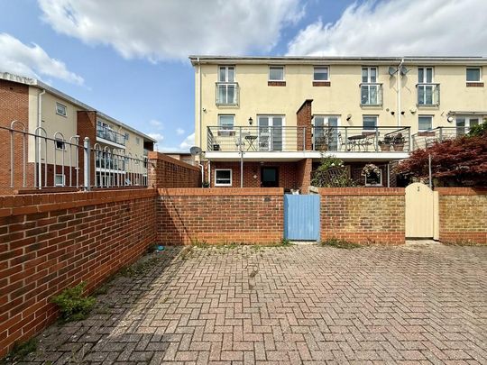 4 bedroom townhouse to rent - Photo 1