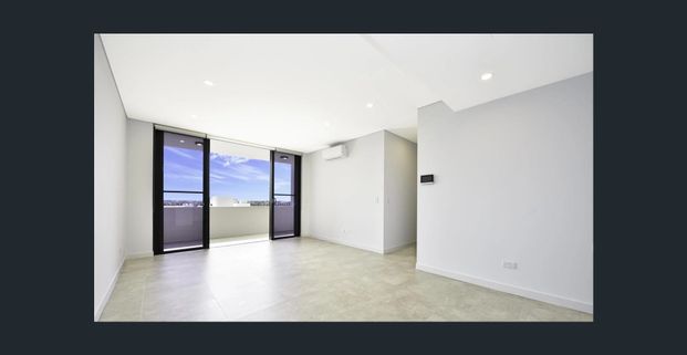 Modern Apartment with skyline views - Photo 1