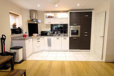 2 bedroom ground floor flat to rent - Photo 5