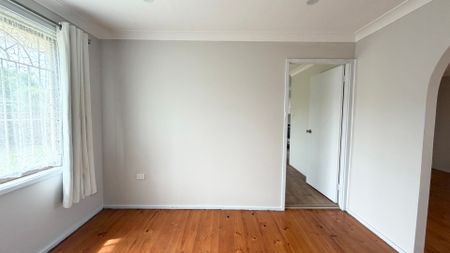 Comfort, Space & Convenience - Perfect Family Home in St Johns Park! - Photo 2