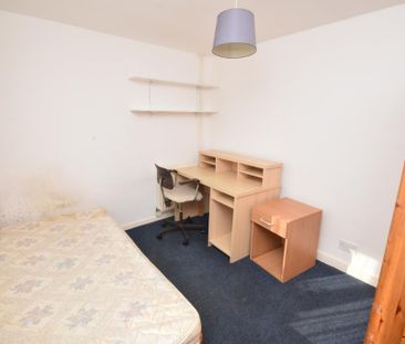 6 bedroom end of terrace house to rent - Photo 2