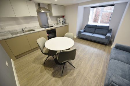 3 bedroom Flat in Flat 2, Leeds - Photo 3