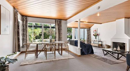 Sunny 3-Bedroom Townhouse - Photo 3