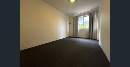 Close to Penrith CBD1Bedroom unit with lock up garage and Balcony - Photo 2