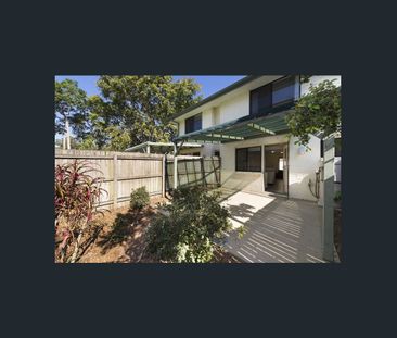 Townhouse with Lock Up Garage & Courtyard - Photo 6