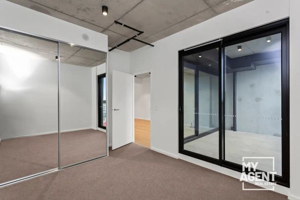“Modern 2-Bedroom Apartment with Stunning Views in Vibrant Footscray” - Photo 1