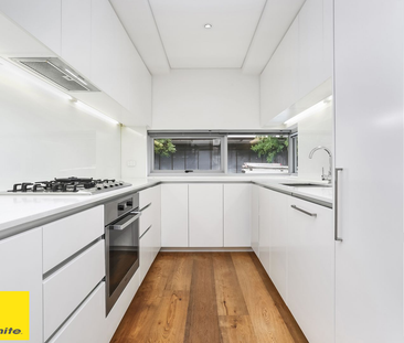 Fully furnished three-bedroom townhouse in Zetland! - Photo 4