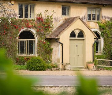 An exquisite detached period property with rural views. - Photo 4