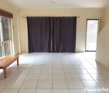 3 Bedroom Townhouse with air conditioning and pool in complex - Photo 2