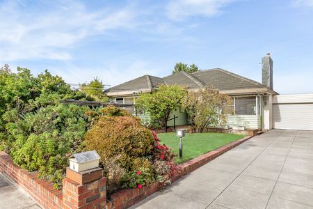 CHARMING FAMILY HOME WITH BUNGALOW AND SPACIOUS GARDEN- PRIME POSITION! - Photo 2