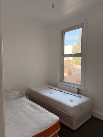 2 Bed Flat, Charlton Church Lane, SE7 - Photo 2