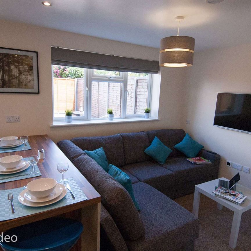 Fully Furnished Co-Living Rooms Room 2 - Photo 1