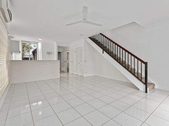 Spacious Townhouse in Prime Location with Pool & Courtyard - Photo 1