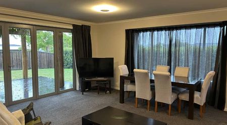 Four bedroom family home in sought after location - Photo 4