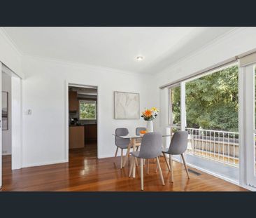 Beautifully Presented 2-Bedroom Unit in Sought-After Glen Waverley - Photo 2
