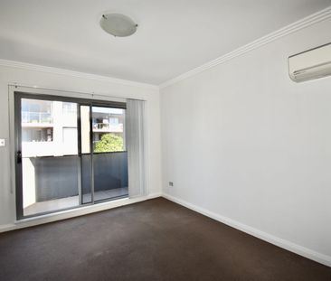 5 Bedrooms Townhouse in Perfect Location - Photo 4