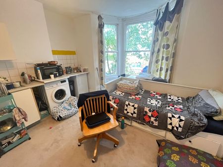 Studio Flat, Robinson Road, SW17 - Photo 4