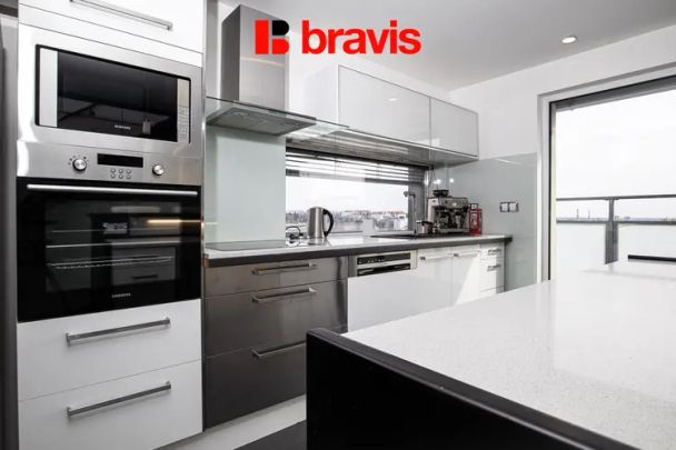 Pronájem mezonetu s nádherným výhledem na Brno a dispozicí 3+kk, Brno - Ponava, ulice Domažlická, terasa, balkon, sklep, klimatizace, kinoplátno a úklid dvakrát měsíčně v ceně - Fotografie 1