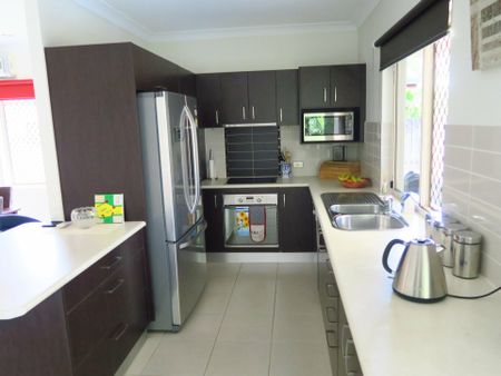 IMMACULATE HOME IN QUIET CLOSE - Photo 5