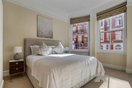 4 bed flat to rent in Kensington Court, London, W8 5 - Photo 2