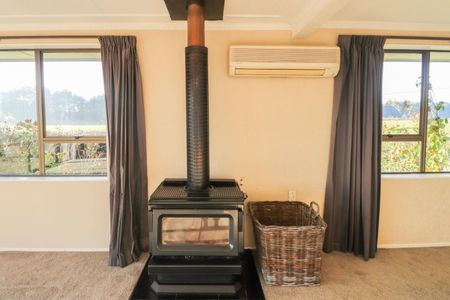 Country living with the city on your door step. - Photo 2