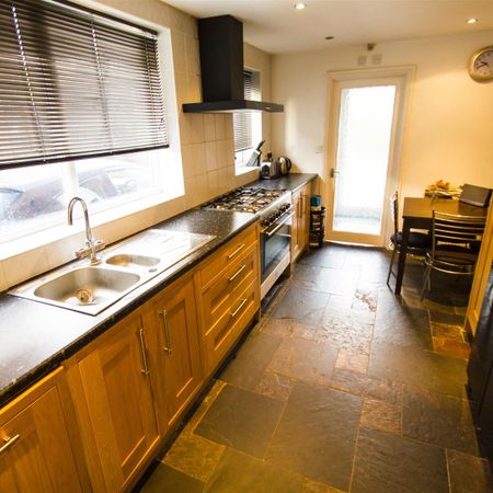 4 bedroom semi-detached house to rent - Photo 3