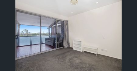 Exquisite 4-Bedroom Luxury Waterfront Living with Breathtaking Views - Photo 4