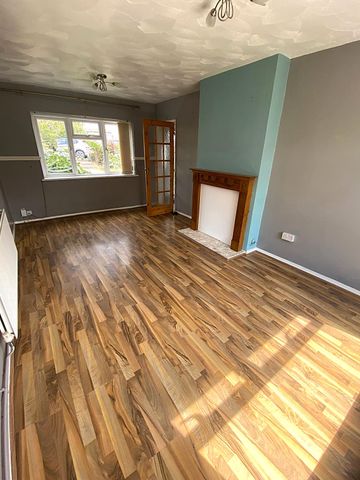 £1,350 PCM, Newly Refurbished Three Bedroom House with Large Garden in Croyde Avenue, Llanrumney, Cardiff, CF3 5NA - Photo 3