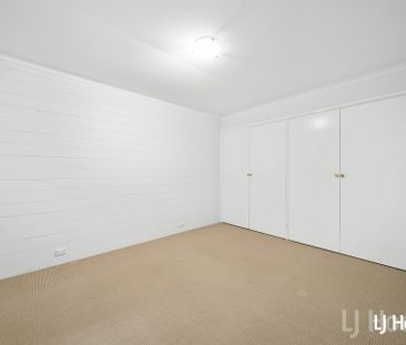 Charming 4 Bedroom with Courtyard & Double Parking - Photo 2