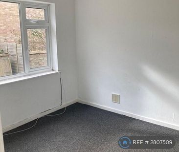 3 bedroom end of terrace house to rent - Photo 1