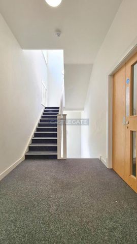 1 bedroom in a flat share to rent - Photo 5