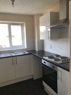 1 Bed Flat, Poole Road, SO19 - Photo 2
