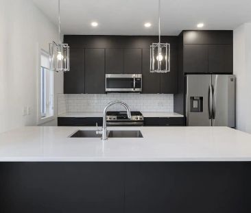 Beautiful 2 bedroom townhouse with private rooftop patio — 2 Bedroo... - Photo 1
