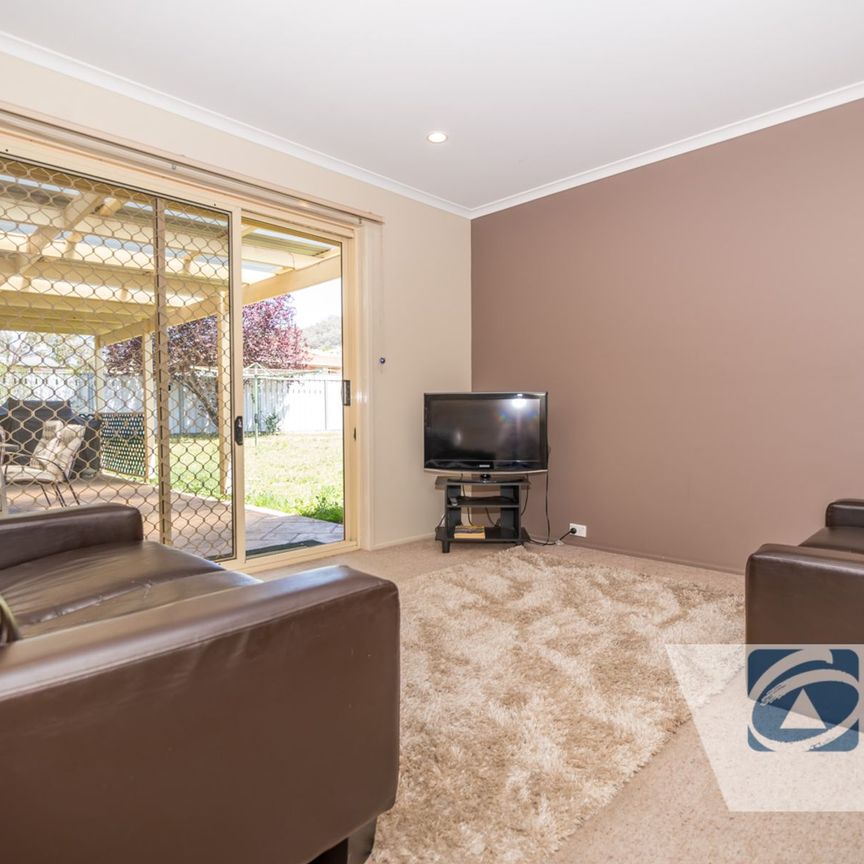 LARGE SERVICED AND FURNISHED HOUSE - Photo 1